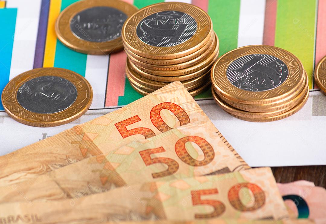 Conceito financeiro. Notas e moedas de dinheiro brasileiros.