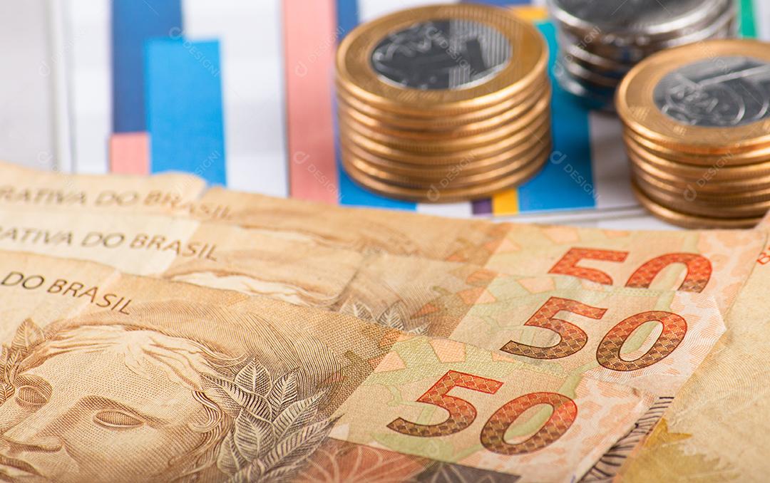 Conceito financeiro. Notas e moedas de dinheiro brasileiros.