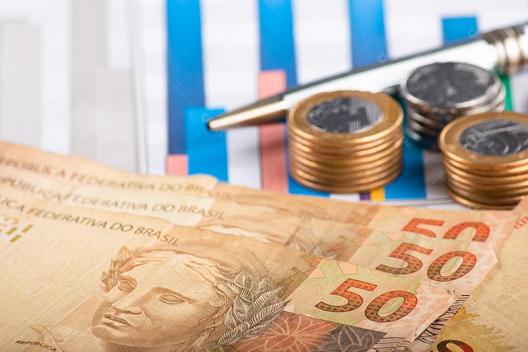 Conceito financeiro. Notas e moedas de dinheiro brasileiros.