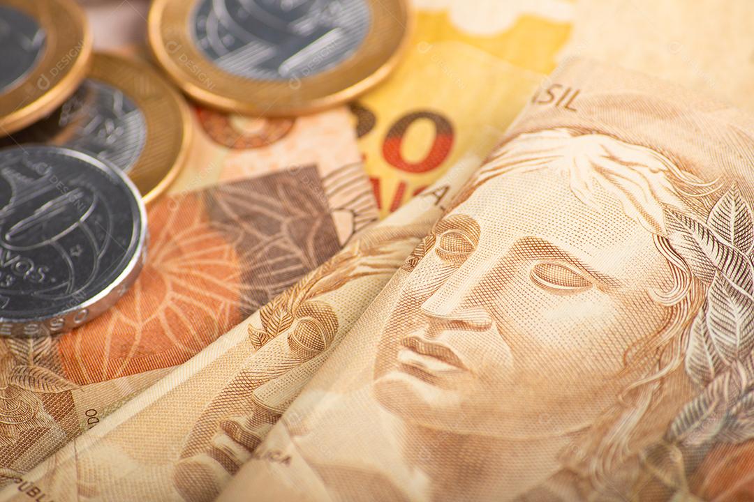 Dinheiro e moedas brasileiras. Conceito financeiro.