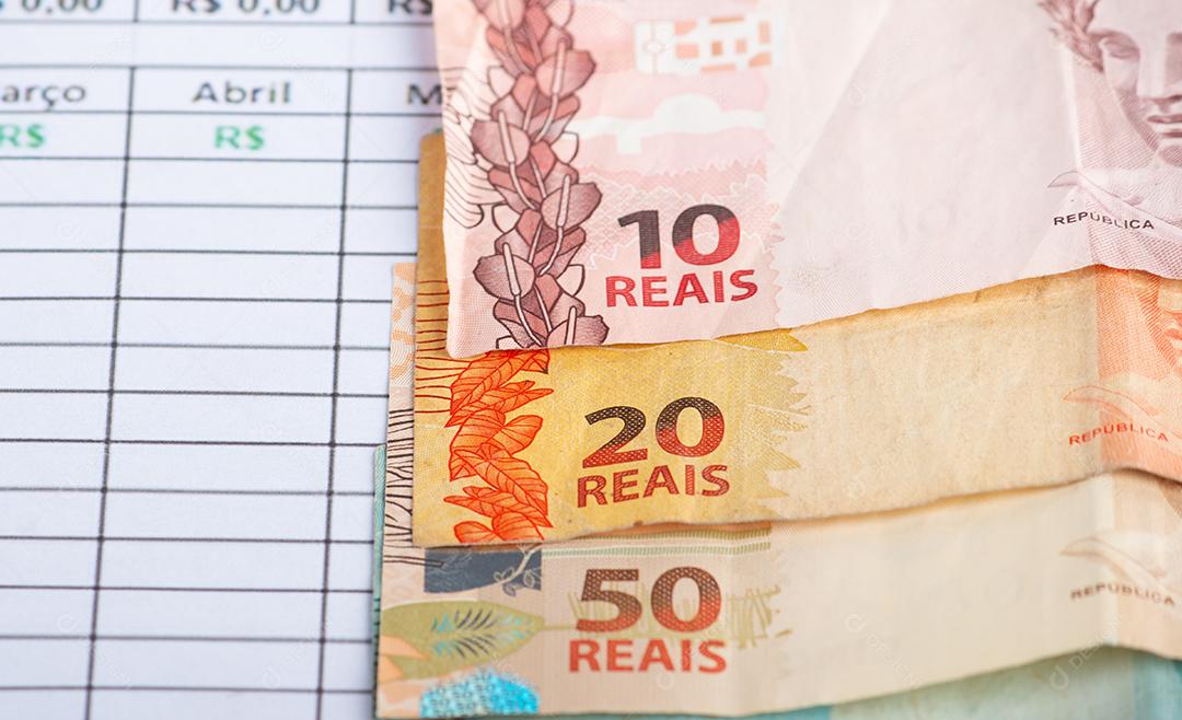 Conceito financeiro. Notas e moedas do dinheiro brasileiro