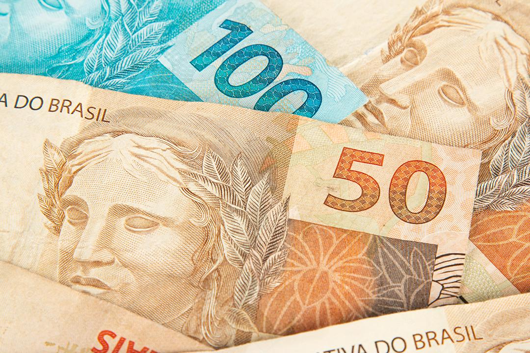 Dinheiro brasileiro. Notas reais brasileiras. conceito de finanças