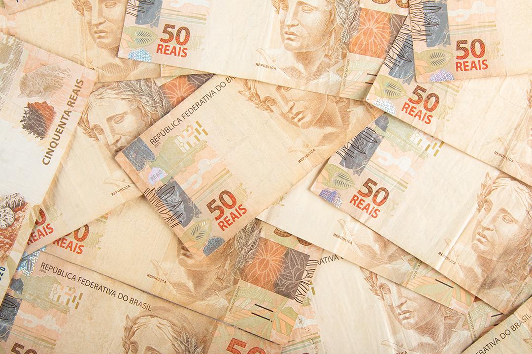 Dinheiro brasileiro. Notas de 50 reais. Conceito financeiro brasileiro.