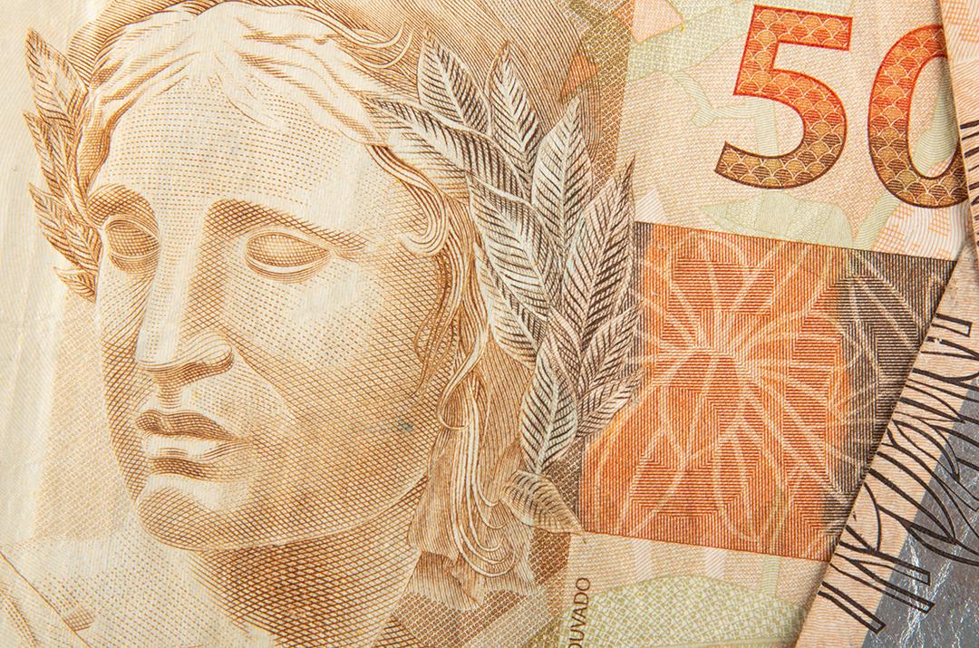 Dinheiro brasileiro. Notas de 50 reais. Conceito financeiro brasileiro.