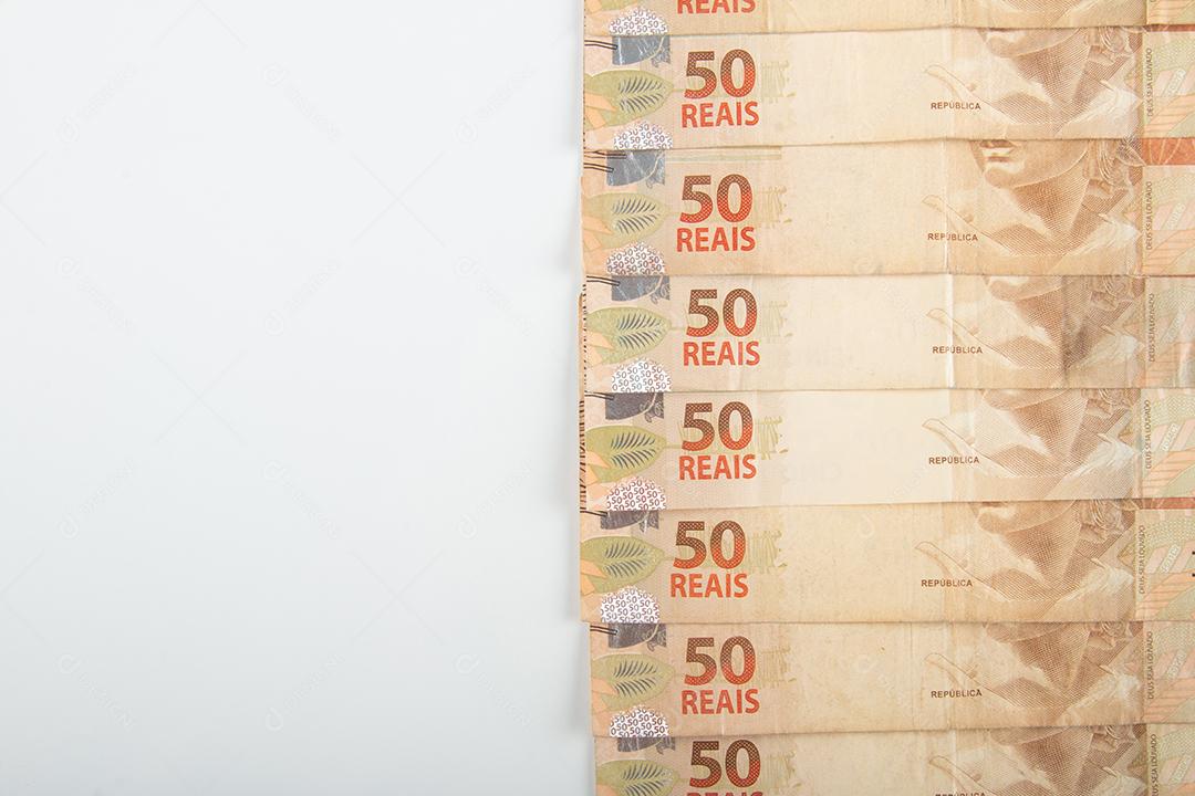 Dinheiro brasileiro. Notas de 50 reais. Conceito financeiro brasileiro.