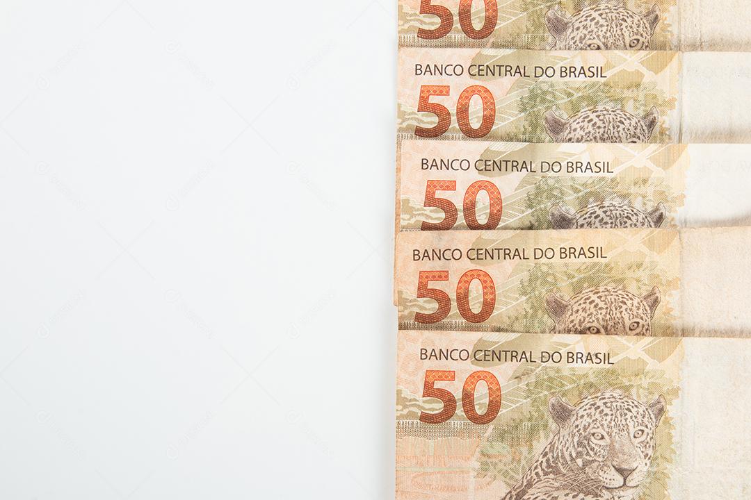 Dinheiro brasileiro. Notas de 50 reais. Conceito financeiro brasileiro.