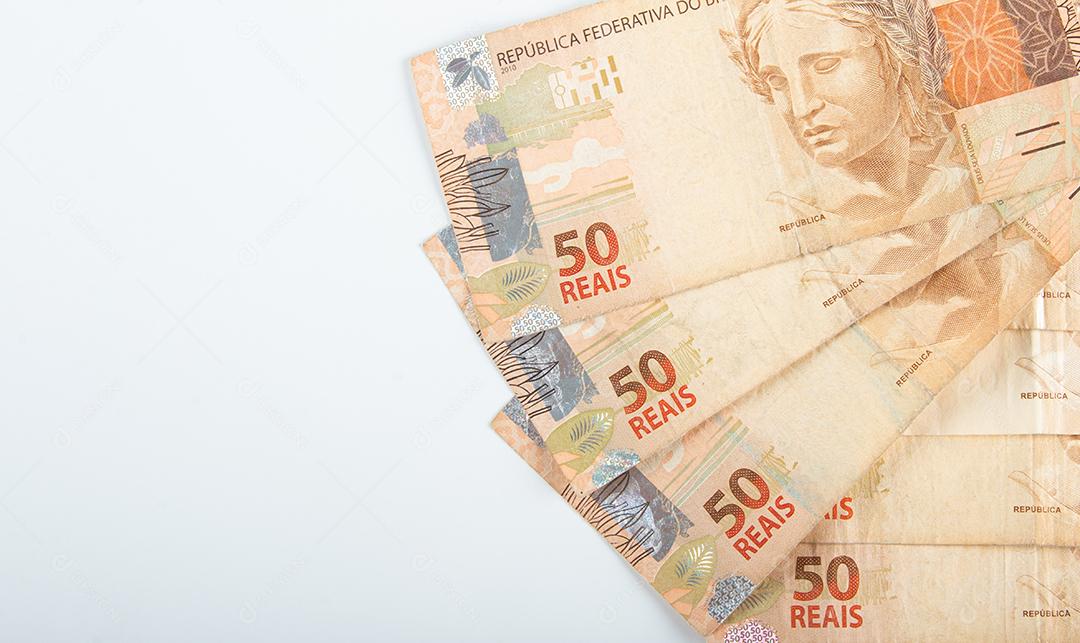 Dinheiro brasileiro. Notas de 50 reais. Conceito financeiro brasileiro.