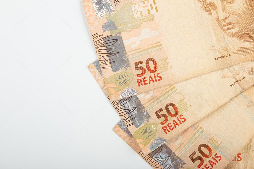 Dinheiro brasileiro. Notas de 50 reais. Conceito financeiro brasileiro.