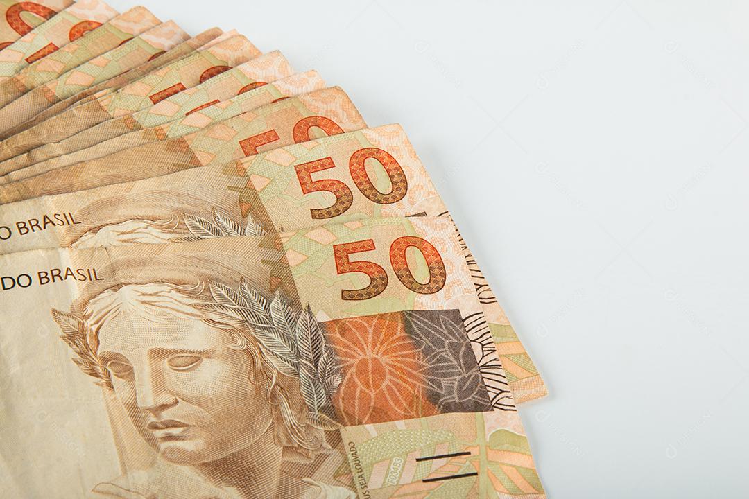 Dinheiro brasileiro. Notas de 50 reais. Conceito financeiro brasileiro.