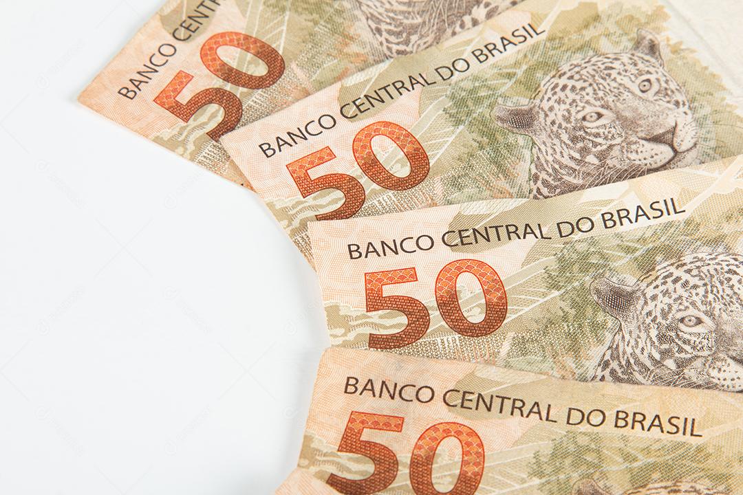 Dinheiro brasileiro. Notas de 50 reais. Conceito financeiro brasileiro.