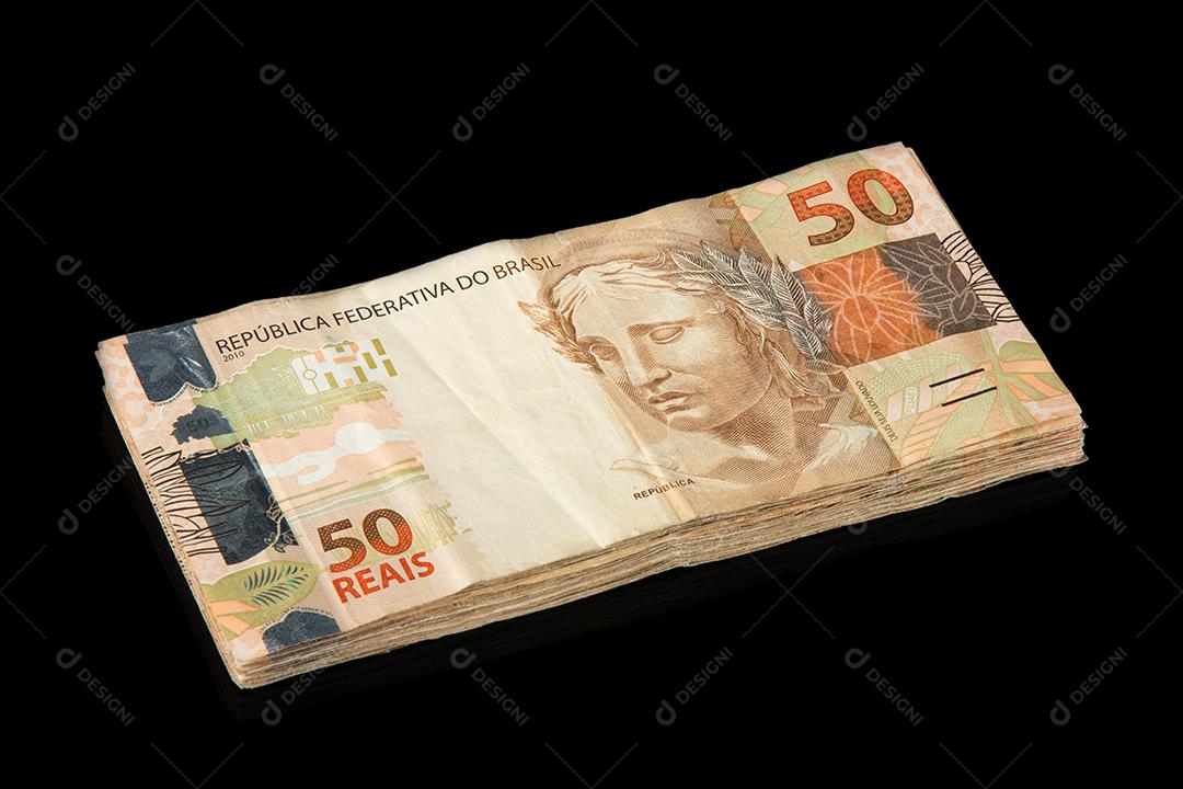 Dinheiro brasileiro. Notas de 50 reais. Conceito financeiro brasileiro.