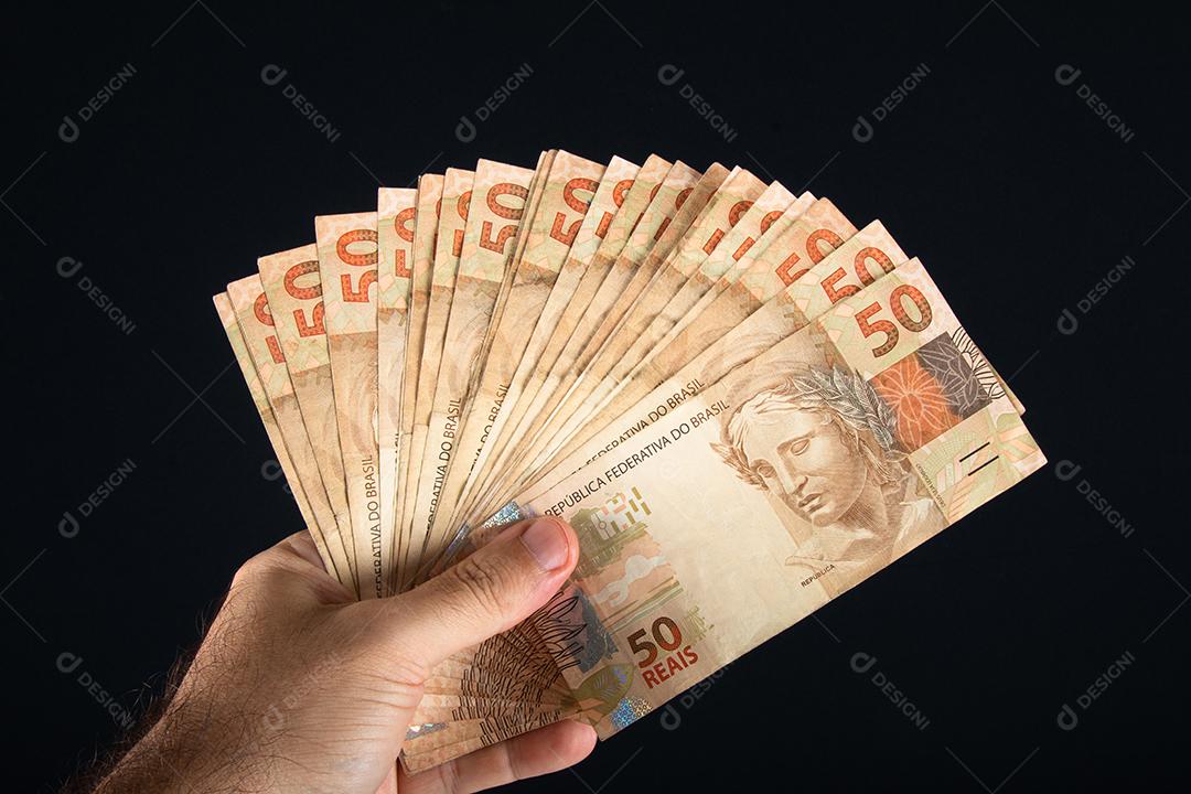 Dinheiro brasileiro. Notas de 50 reais. Conceito financeiro brasileiro.
