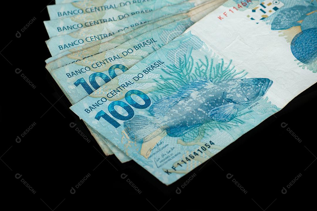 Dinheiro brasileiro. Notas de cem reais com preto