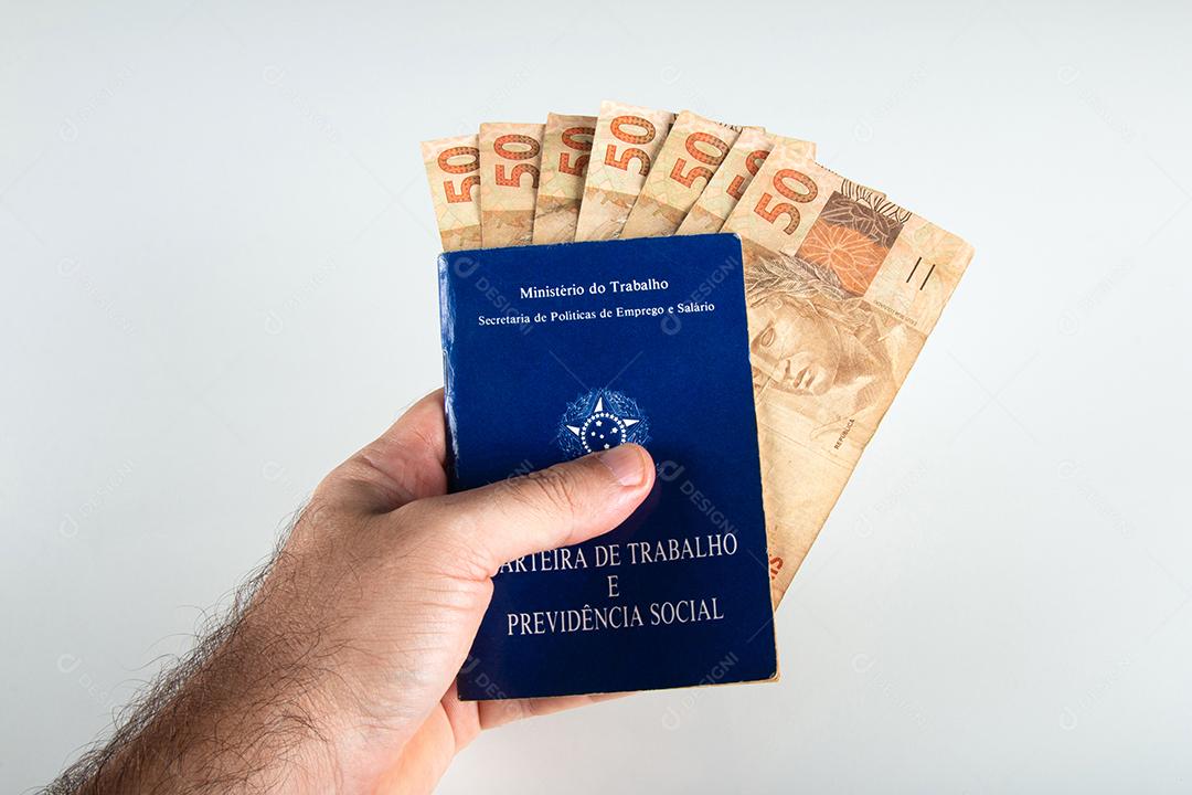 Mão segurando trabalho de documento brasileiro e previdência social (Carteira de trabalho)