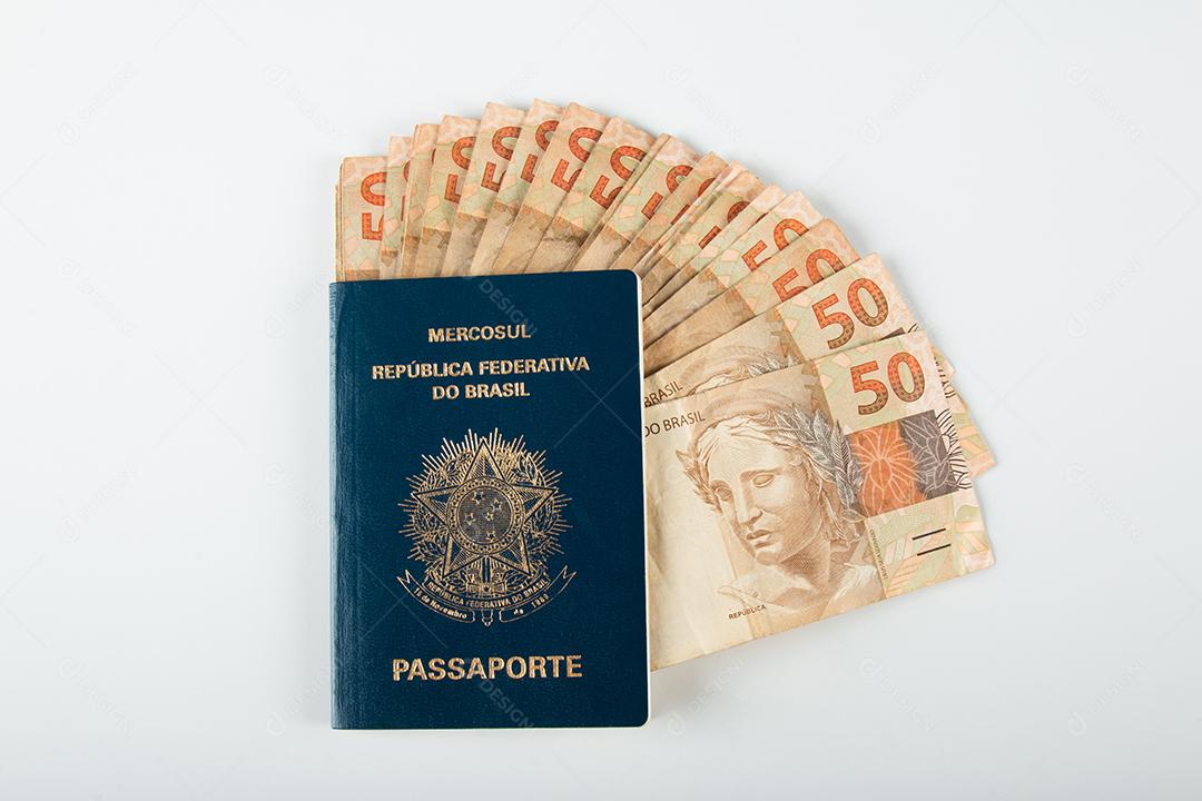 Passaporte brasileiro com notas de cinquenta reais. Dinheiro brasileiro
