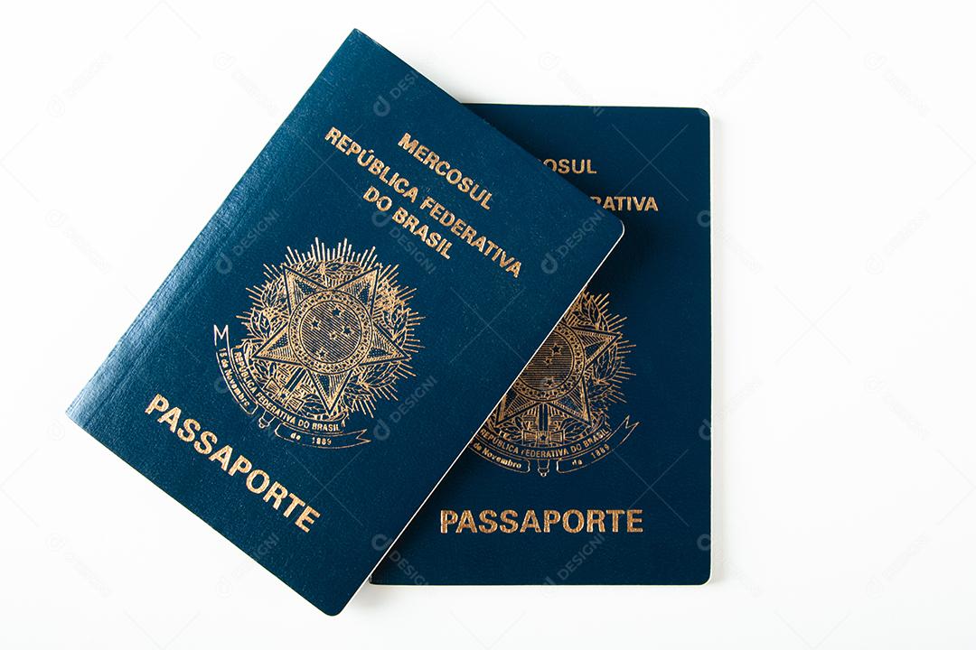 Passaporte brasileiro com fundo branco