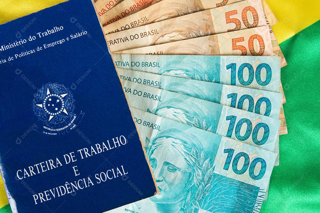 Mão segurando trabalho de documento brasileiro e previdência social (Carteira de trabalho)