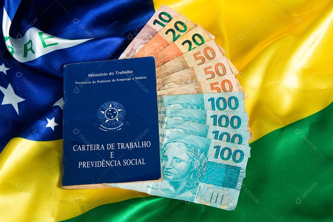 Mão segurando trabalho de documento brasileiro e previdência social (Carteira de trabalho)