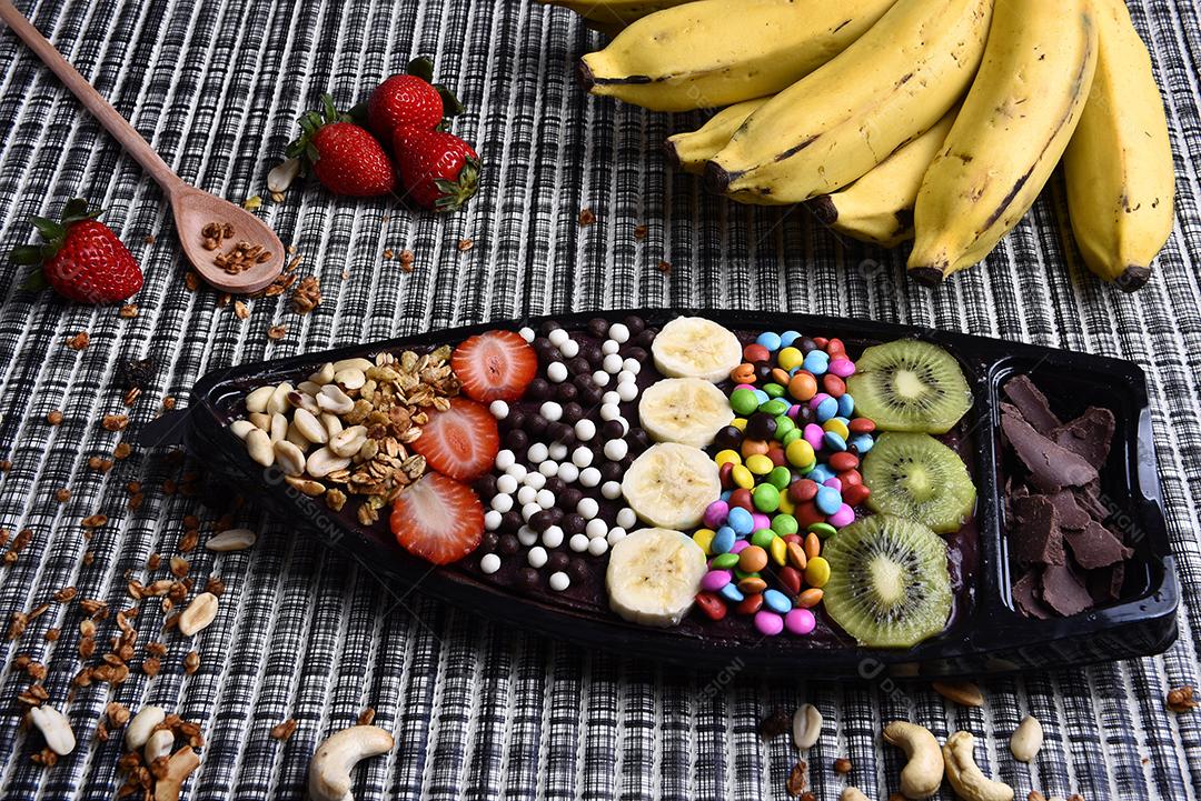 Tigela de smoothie de açaí com morangos, bananas, kiwis e granola
