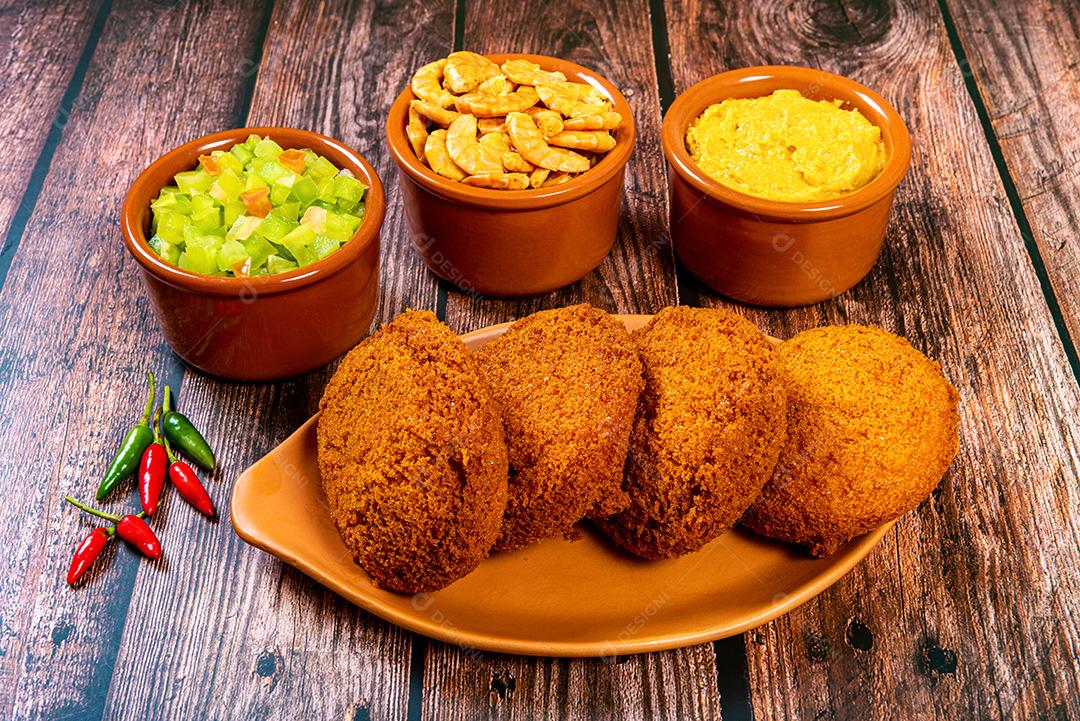 Acaraje - Bolinho tradicional brasileiro feito com feijão fradinho