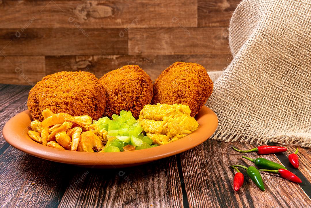 Acaraje - Bolinho tradicional brasileiro feito com feijão fradinho