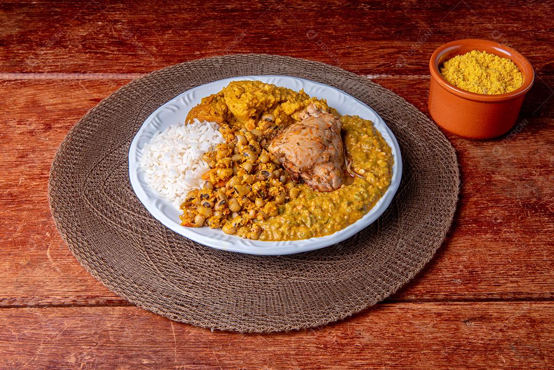 Carurú - Prato tradicional afro-brasileiro feito com quiabo e camarão seco
