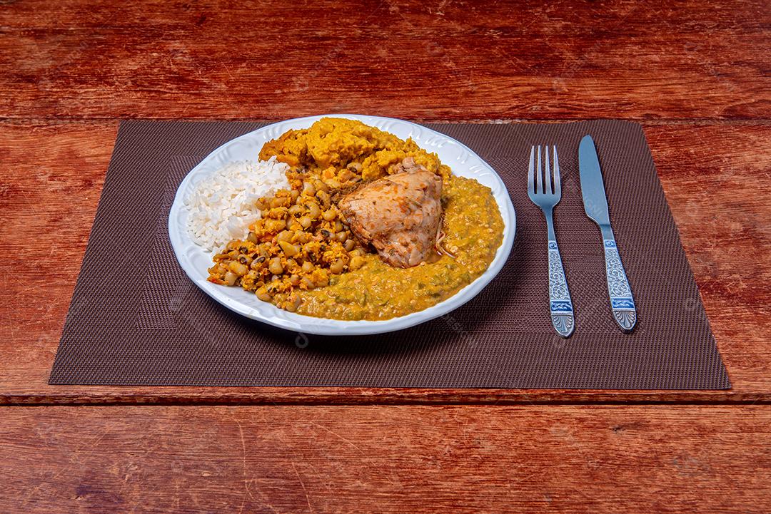 Carurú - Prato tradicional afro-brasileiro feito com quiabo e camarão seco