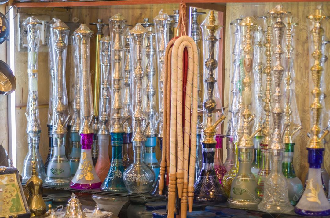 Prateleira com os tradicionais Arguiles (Narguile, Shisha, Chicha, narguilé), equipamento usado para fumar tabaco