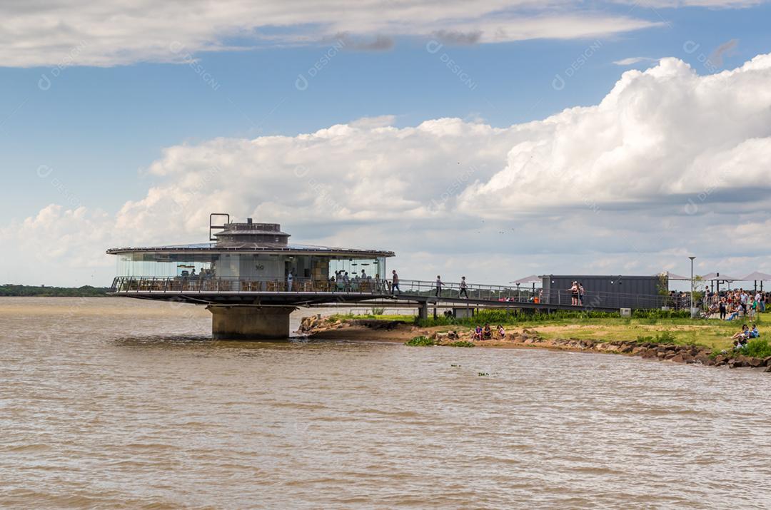 Povos que apreciam um dia ensolarado na orla revitalizada de Guaíba ao lado de Usina do Gasometro