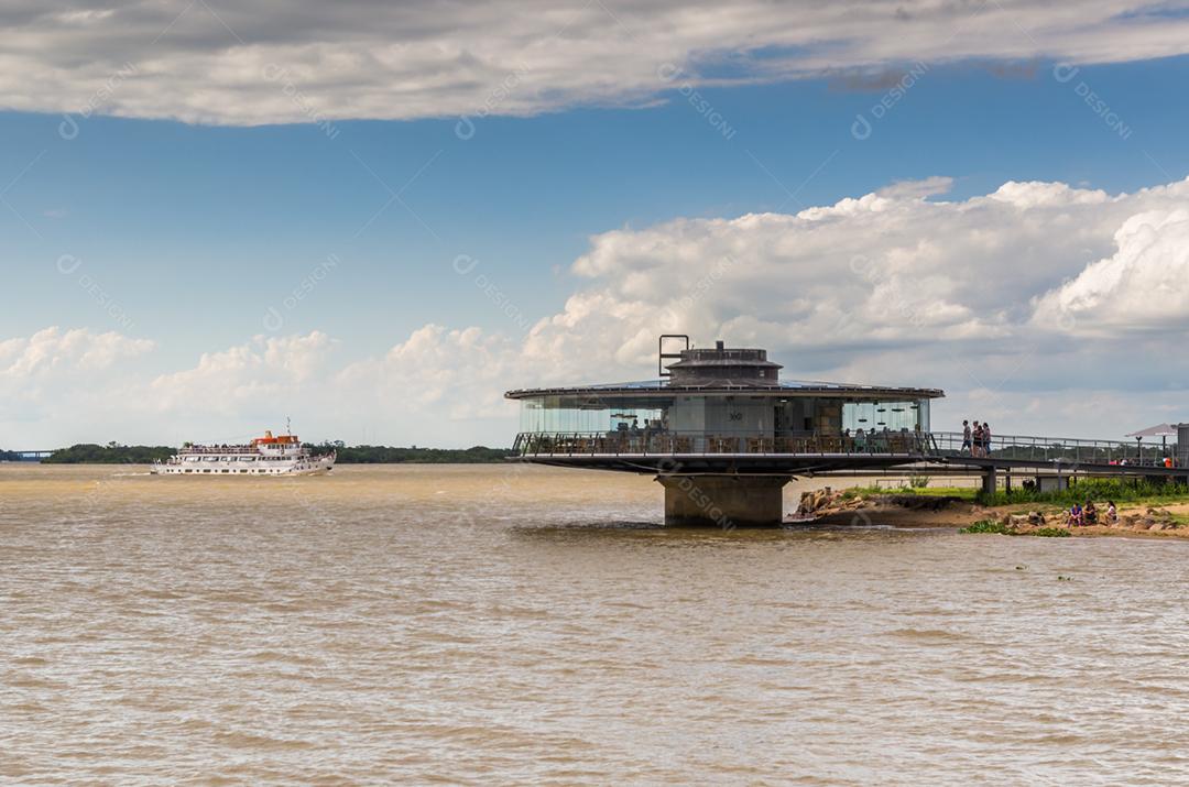 Povos que apreciam um dia ensolarado na orla revitalizada de Guaíba ao lado de Usina do Gasometro