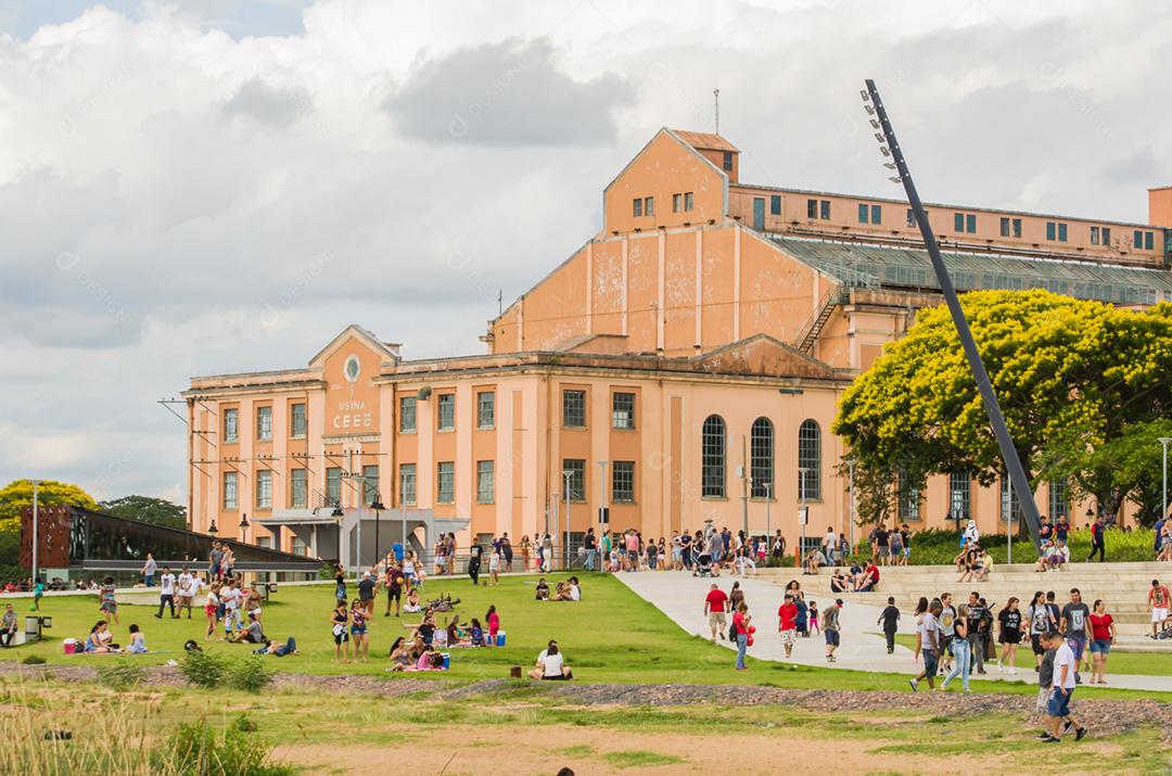 Povos que apreciam um dia ensolarado na orla revitalizada de Guaíba ao lado de Usina do Gasometrov