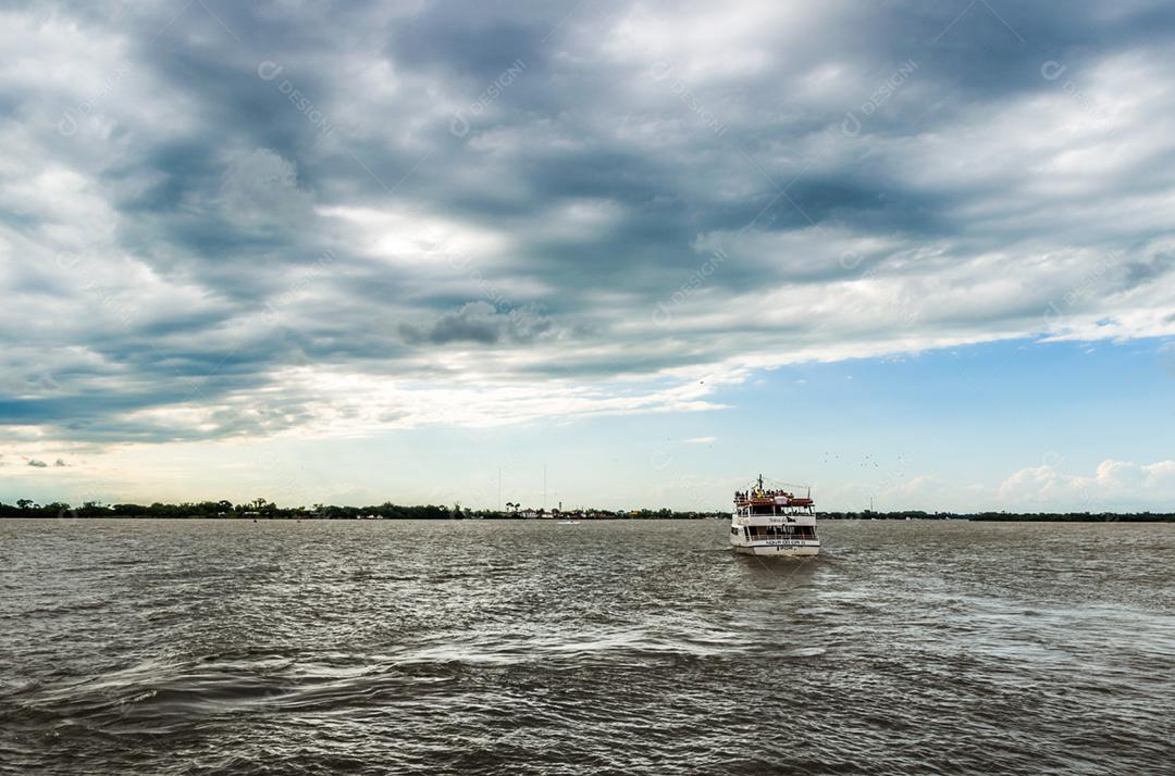 Catamarã de passeio da fábrica do gasômetro