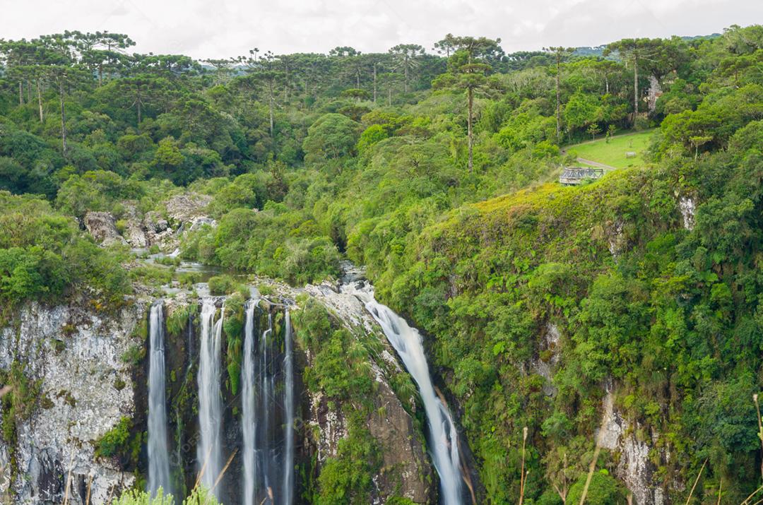 Bela paisagem de Itaimbezinho Canyon e floresta verde, Cambara do Sul, Rio Grande do Sul