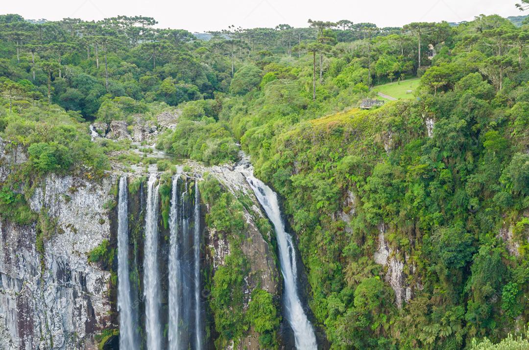 Bela paisagem de Itaimbezinho Canyon e floresta verde, Cambara do Sul, Rio Grande do Sul