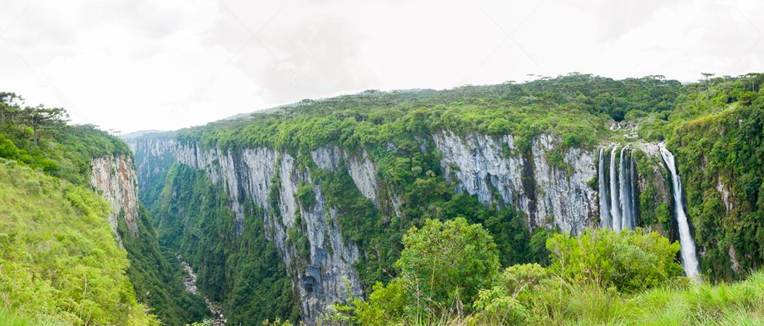 Bela paisagem de Itaimbezinho Canyon e floresta verde, Cambara do Sul, Rio Grande do Sul