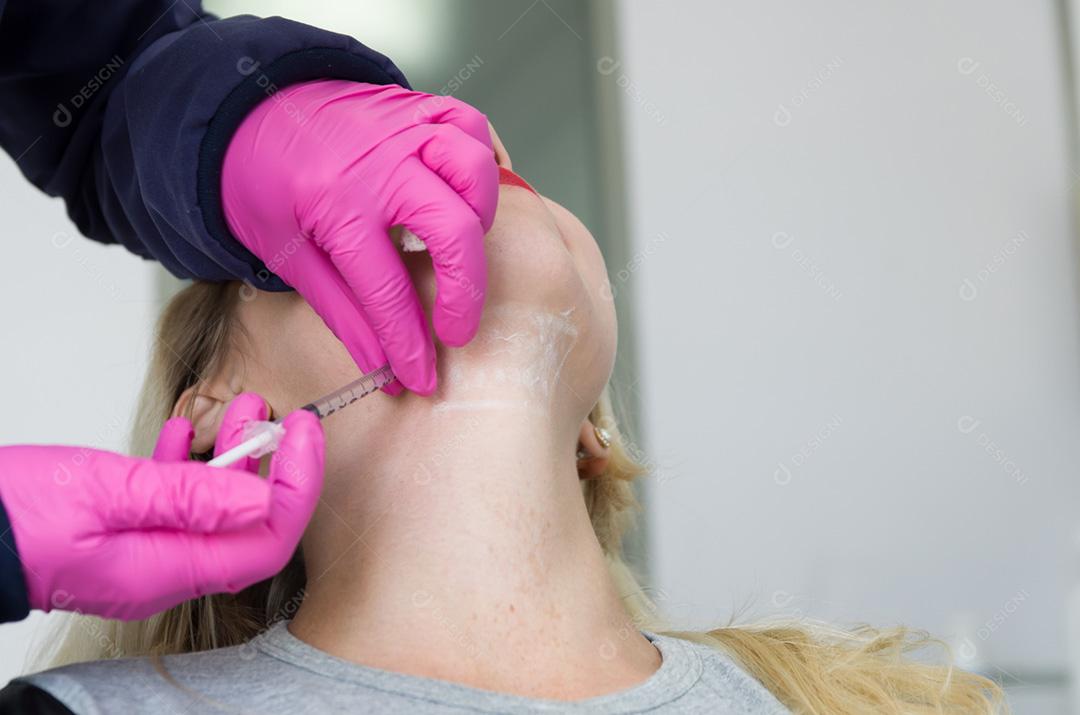 Grande conceito de tratamento estético de papada, injeção de ácido deoxicólico.