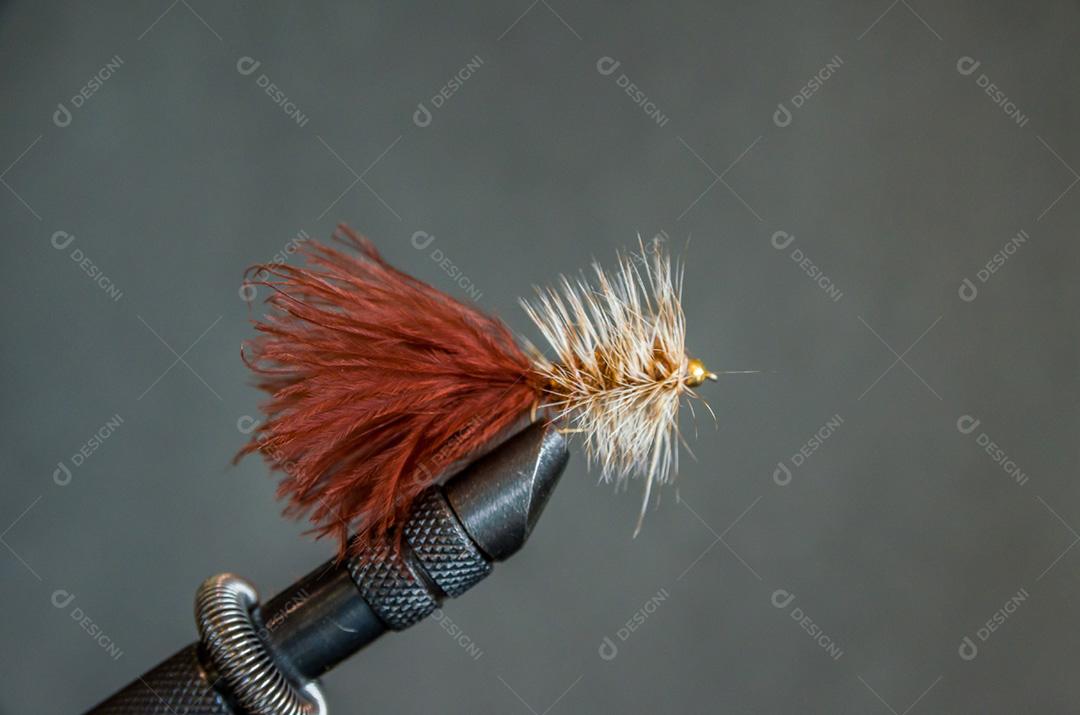 Pena vermelha caneta sobre fundo desfocado