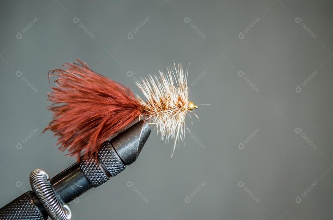 Pena vermelha caneta sobre fundo desfocado