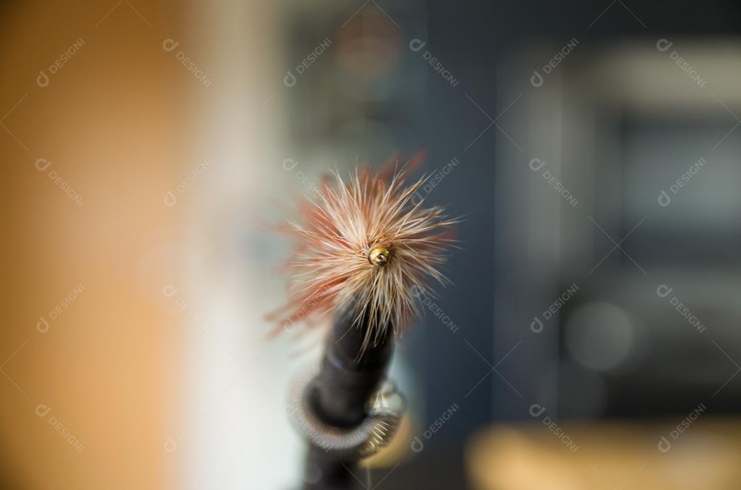 Pena vermelha caneta sobre fundo desfocado