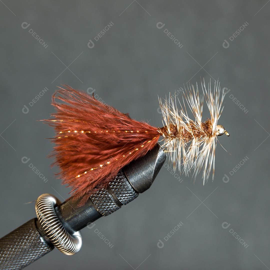 Pena vermelha caneta sobre fundo desfocado