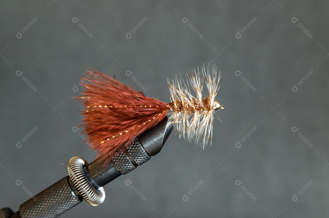 Pena vermelha caneta sobre fundo desfocado