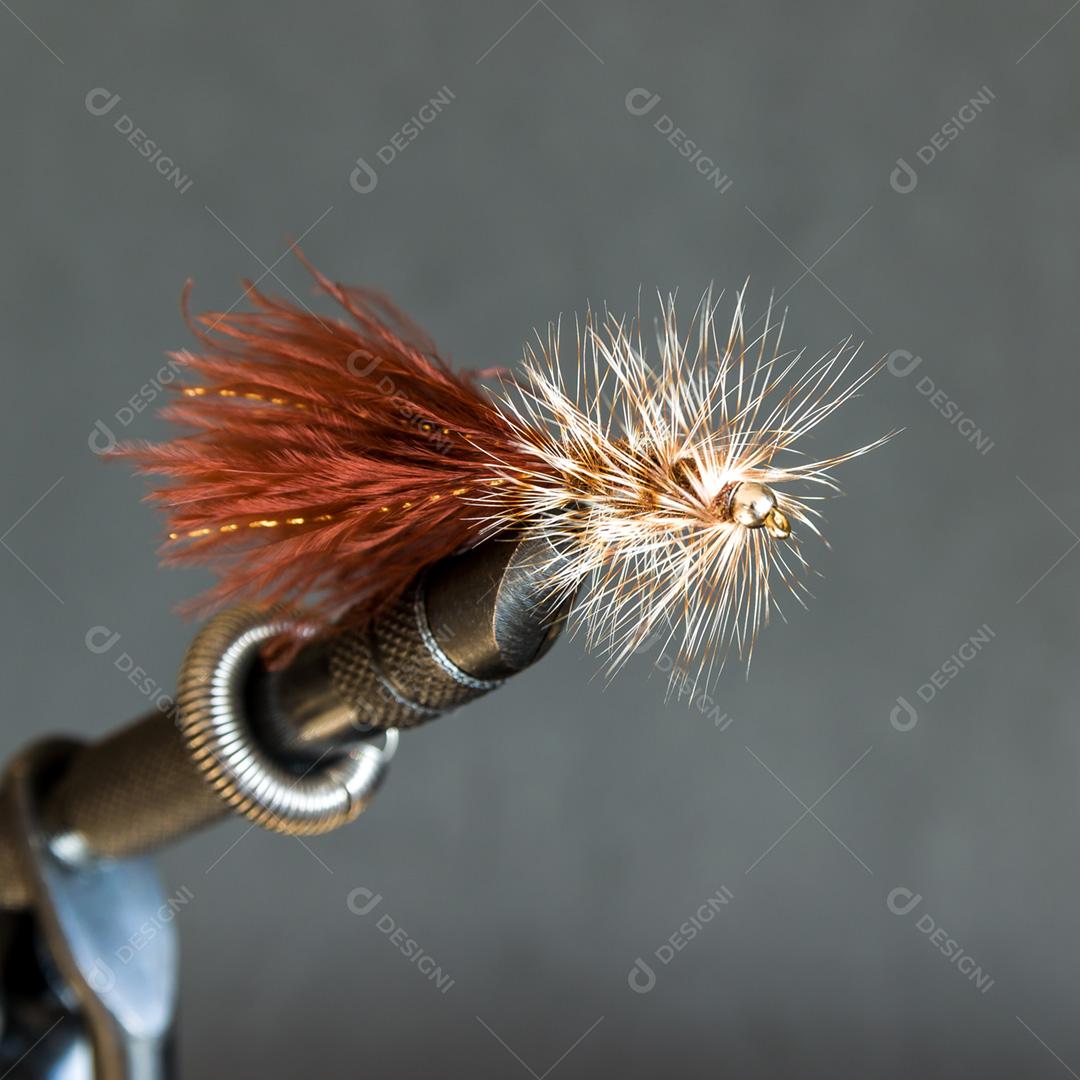 Pena vermelha caneta sobre fundo desfocado