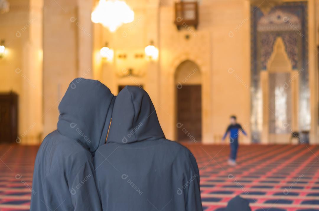 Mulheres rezando dentro da mesquita da Mesquita Mohammad Al-Amin em Beirute Líbano.