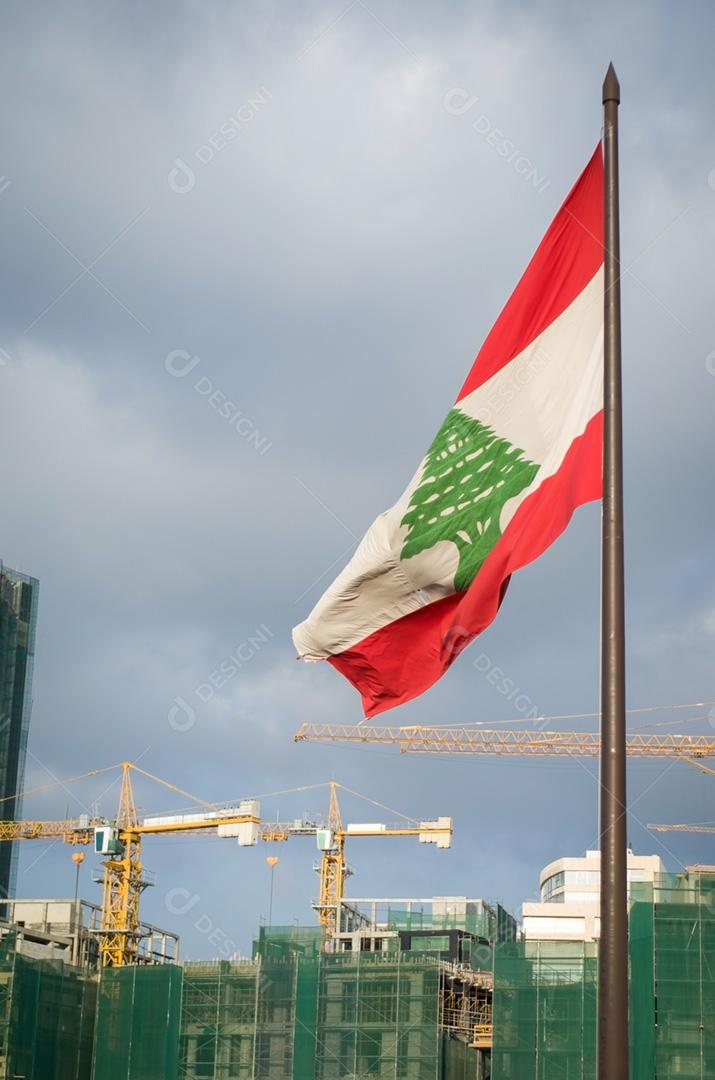 Bandeira do Líbano e para os guindastes de construção de fundo.