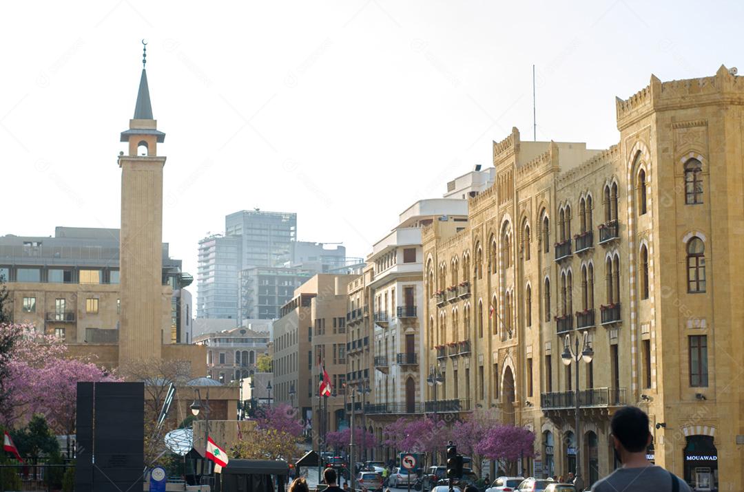 Centro de Beirute, capital do Líbano, árvore e arquitetura clássica e característica do país, arcos libaneses.