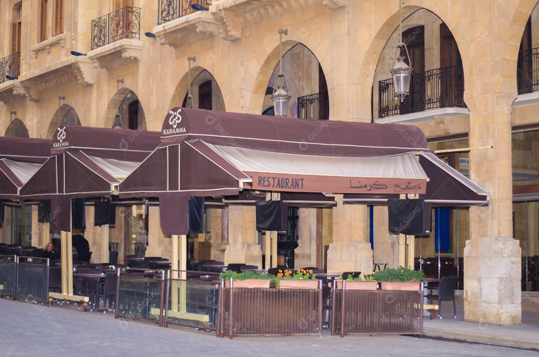 Novo centro da cidade de Beirute com café nas calçadas.