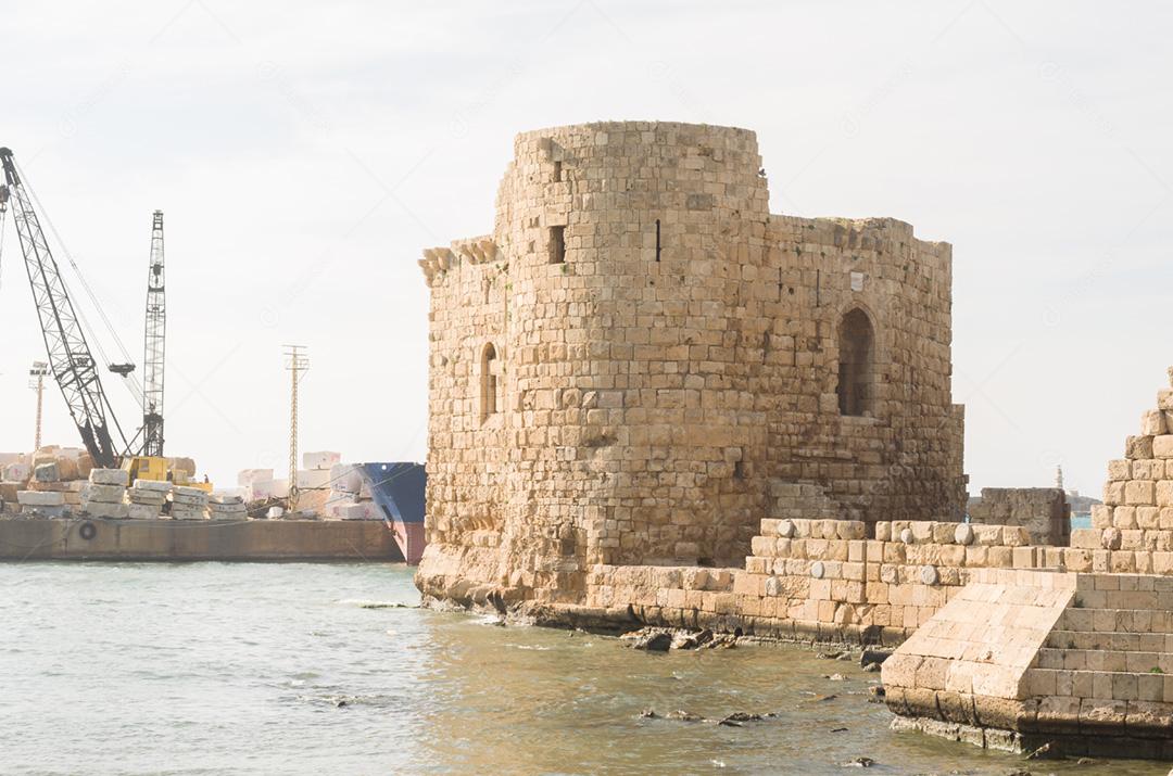 Castelo do Mar, Sidon, Líbano, castelo histórico construído pelos cruzados em 1228 para servir de fortaleza de proteção.