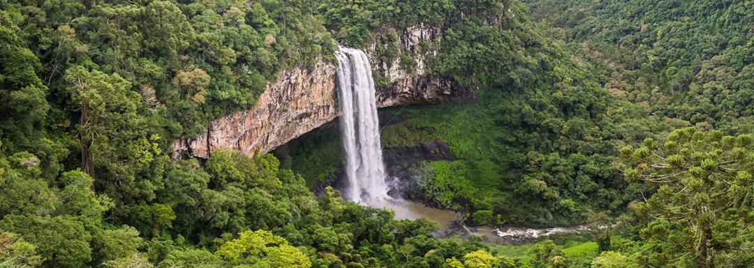 Linda cascata no Rio Grande do Sul, conceito de natureza.