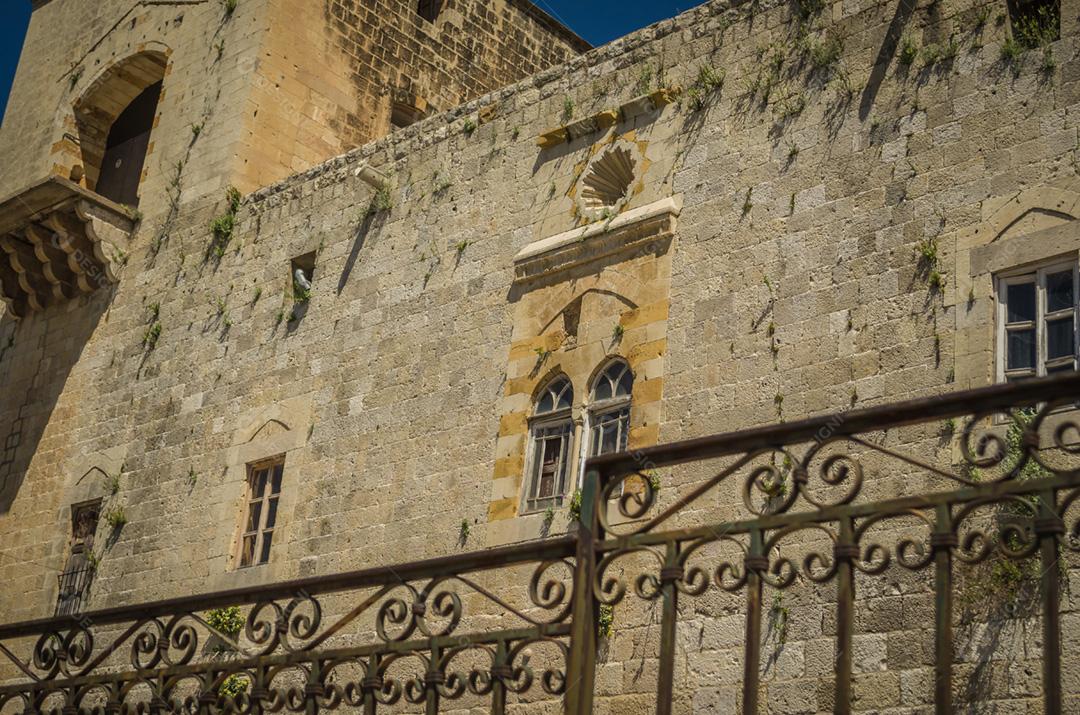 A Sinagoga Deir el Qamar, em Deir el Qamar, uma vila no centro-sul do Líbano, é a mais antiga