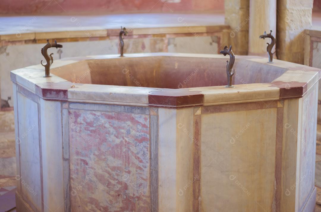 Banheiro histórico em mármore turco, localizado dentro do palácio Beit ed-Dine Beiteddine